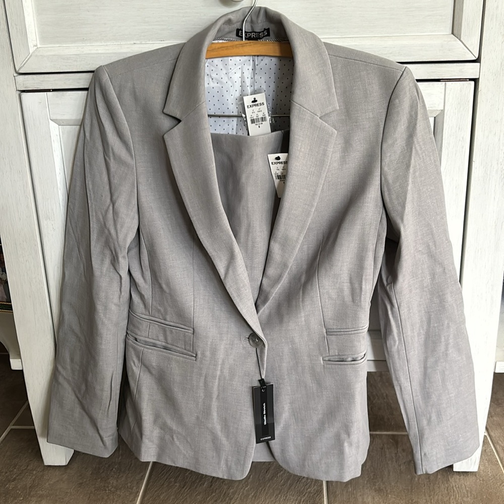 Express:Woman’s grey suit;lined skirt(size 6)with matching lined jacket(size 8).